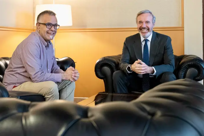 El presidente del Gobierno de Aragón, Jorge Azcón, reunido con el diputado autonómico de Podemos, Andoni Corrales. - FABIAN SIMÓN/GOBIERNO DE ARAGÓN
