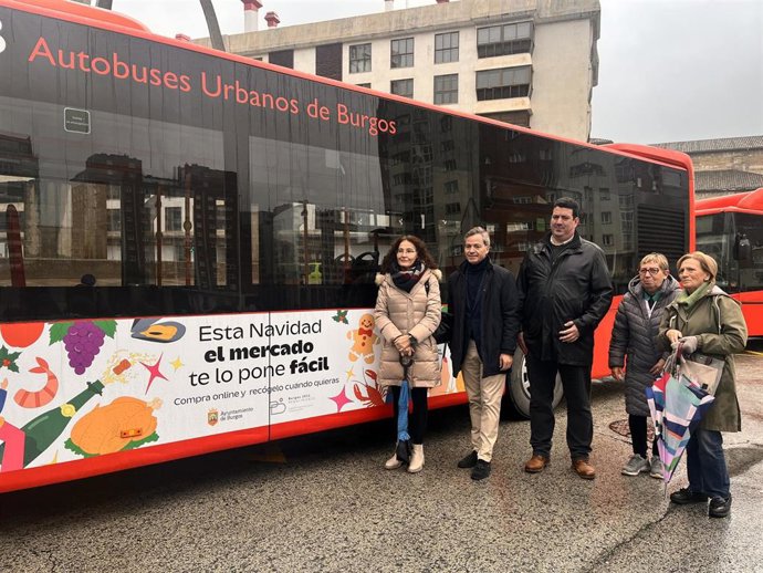 Uno de los autobuses rotulados en Burgos para impulsar la compra en los mercados de abasto de la ciudad.