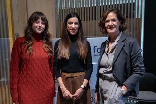 De izquierda a derecha, la creadora de contenido, Berry; la directora de consumo de amazon.Es, Ana Sánchez-Jáuregui; y la directora general de Fad Juventud, Beatriz Martín Padura