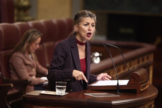 La vicepresidenta segunda y ministra de Trabajo y Economía Social, Yolanda Díaz, interviene durante una sesión de control al Gobierno, en el Congreso de los Diputados, a 10 de diciembre de 2025, en Madrid (España). 