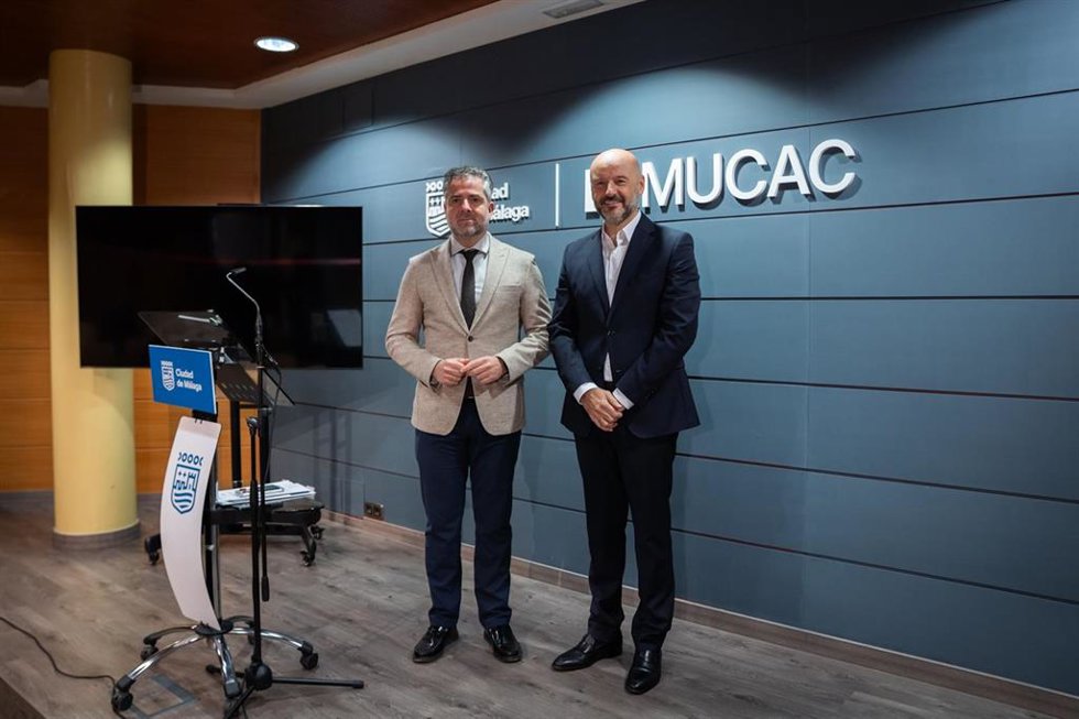 El concejal delegado de Economía, Hacienda y Fondos de la UE, Carlos Conde, y el director gerente de Negocio Minorista y Servicios de Correos, José Miguel López de Manuel, informan sobre la renovación del convenio entre el Ayuntamiento y Correos