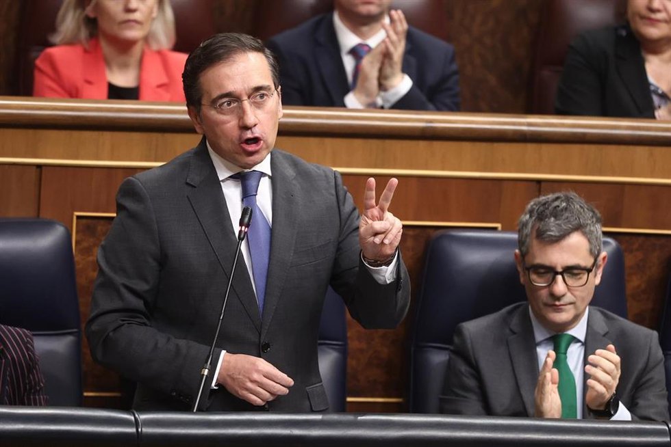 El ministro de Asuntos Exteriores, Cooperación y Unión Europea, José Manuel Albares, interviene durante una sesión de control al Gobierno, en el Congreso de los Diputados, a 10 de diciembre de 2025