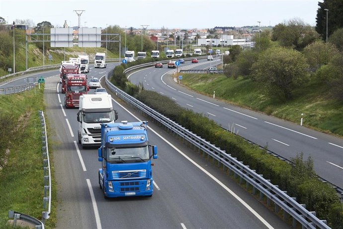 Archivo - Varios camiones durante una marcha en la A-67, de Santander a Torrelavega