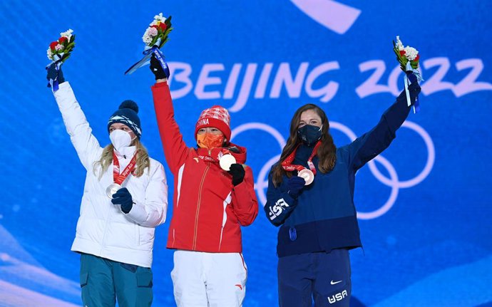 ZHANGJIAKOU, Feb. 15, 2022  -- Gold medalist Xu Mengtao (C) of China, silver medalist Hanna Huskova (L) of Belarus and bronze medalist Megan Nick of the United States pose during the awarding ceremony of freestyle skiing women's aerials at Zhangjiakou Med