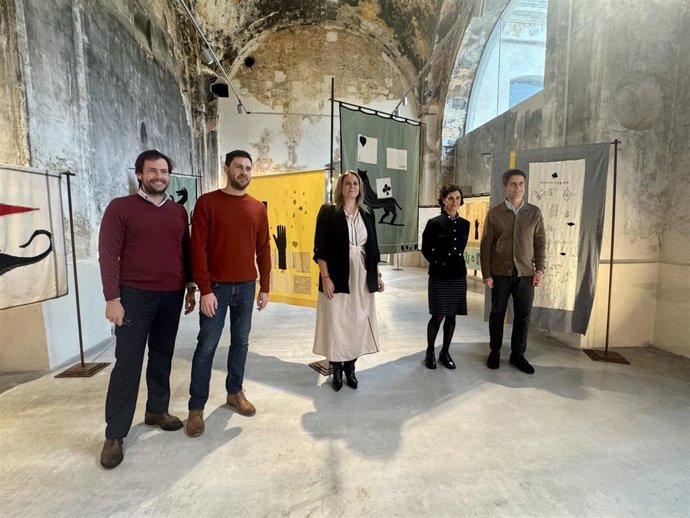 Angie Moreno, en el centro, en la inauguración de la muestra 'Dear Artist', de la artista sevillana Ana S. Valderrábanos, en el antigua Fábrica de Artillería.