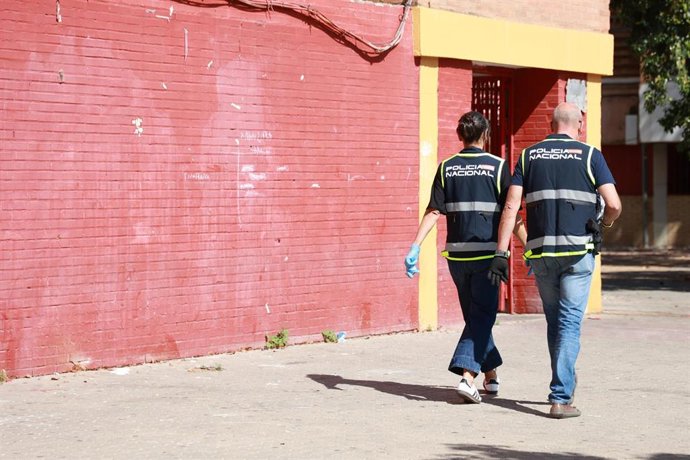 Archivo - Efectivos de la Policía científica en Sevilla. Imagen de archivo.