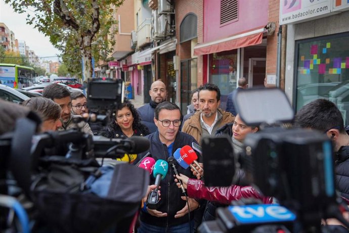 El candidato del PSOE a la Presidencia de la Junta, Miguel Ángel Gallardo, atiende a los medios
