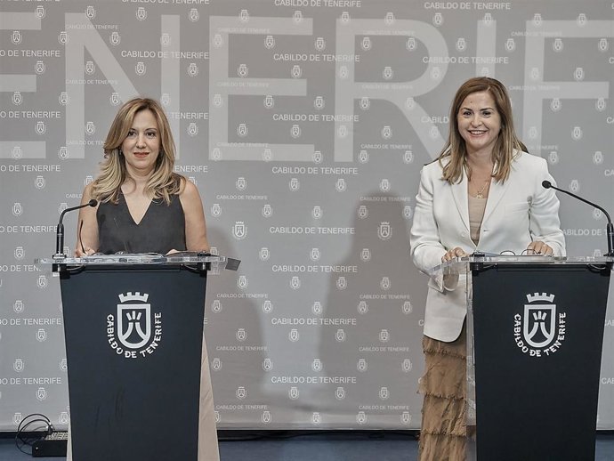 Archivo - La presidenta del Cabildo de Tenerife, Rosa Dávila, y la vicepresidenta quinta, Águeda Fumero, en la rueda de prensa para dar cuenta de los acuerdos del Consejo de Gobierno