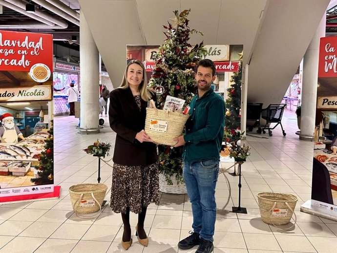 Los mercados de Alicante regalan a sus clientes 25 'cabassets' con producto local esta Navidad