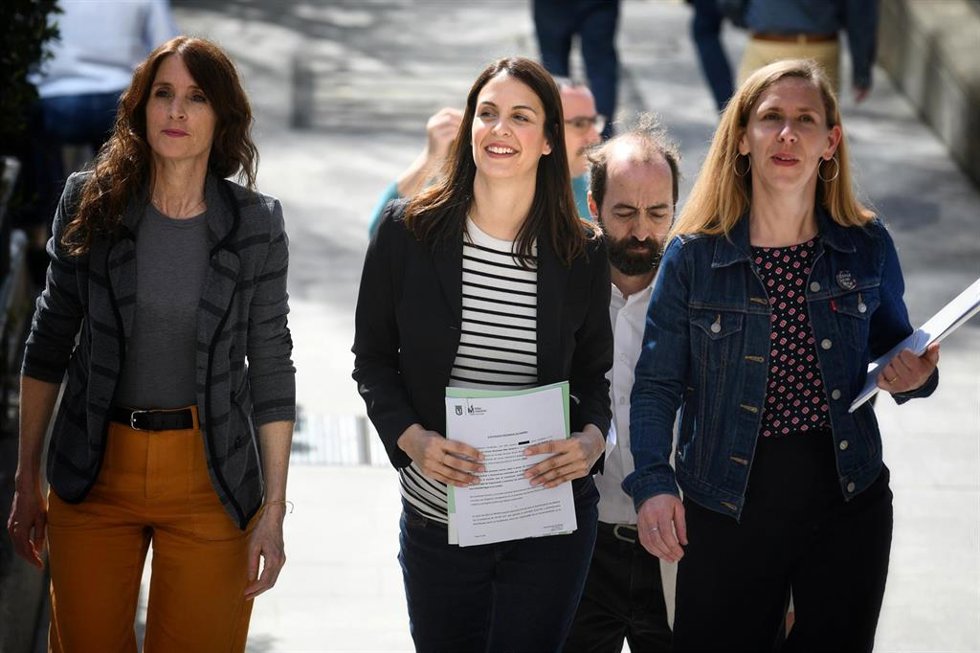 Archivo - (i-d) La concejala de Más Madrid en el ayuntamiento de Madrid, Sara Ladra Álvarez, la portavoz de Más Madrid en el Ayuntamiento de Madrid, Rita Maestre y la concejala de Más Madrid en el Ayuntamiento de Madrid, Lucía Lois Méndez de Vigo, mostr