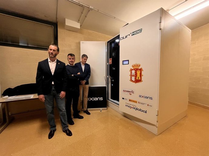 El diputado de Nuevas Tecnologías, Manuel Villanueva (izda), junto a técnicos de la Institución y el responsable de la empresa instaladora.