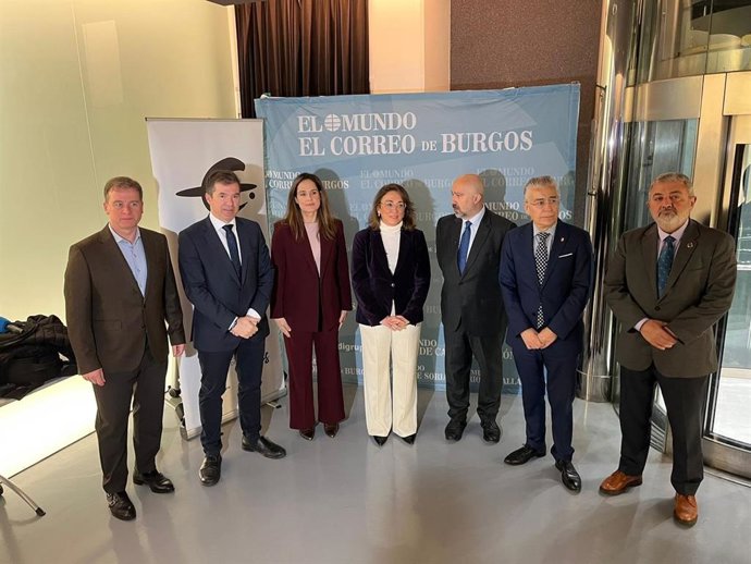 González Corral (C) antes de participar en el foro 'El Mundo-El Correo de Burgos'.