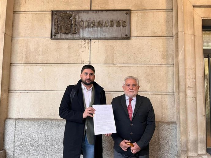 El concejal de Izquierda Unida (IU) en el Ayuntamiento de Sevilla, Ismael Sánchez, y el letrado Francisco Tejado en la Audiencia de Sevilla.