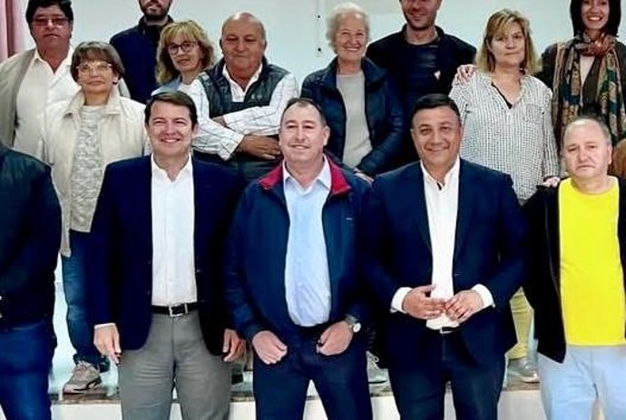 El que fuera alcalde de Aldeaseca (Ávila), Luis Ignacio Arévalo Martín, en el centro junto al presidente del PP y de la Junta de Castilla y León, Alfonso Fernández Mañueco, (i) y el presidente del PP y de la Diputación abulense, Carlos García (d).
