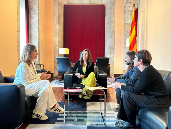 (I-D) La Líder De Los Comuns, Jéssica Albiach; La Consellera De Educación, Esther Niubó; El Portavoz De ERC Jordi Albert, Y La Diputada De ERC Irene Aragonès, Durante Una Reunión En El Parlament