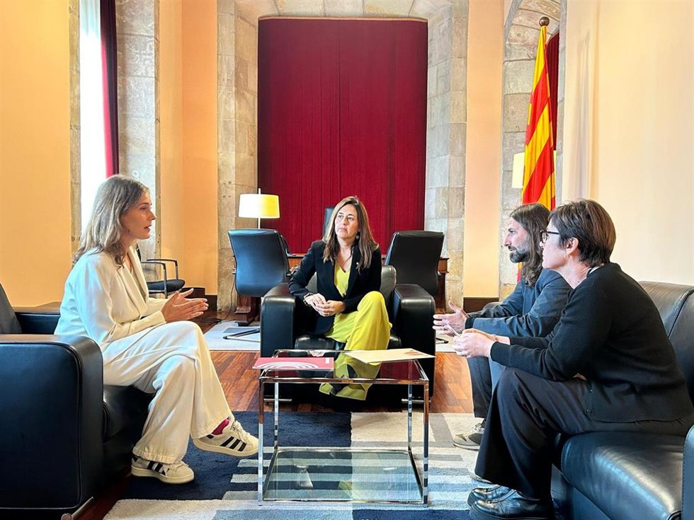 (I-D) La Líder De Los Comuns, Jéssica Albiach; La Consellera De Educación, Esther Niubó; El Portavoz De ERC Jordi Albert, Y La Diputada De ERC Irene Aragons, Durante Una Reunión En El Parlament