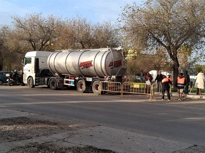 Camión cisterna para dar servicio de agua potable a vecinos afectados por el corte de suminitro en Puerto Real
