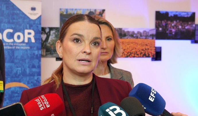 La presidenta del Govern, Marga Prohens, en declaraciones a los medios