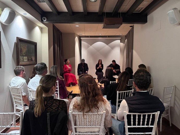 Como parte del programa, Turismo Costa del Sol ha patrocinado una cena en un conocido restaurante de la capital acompañada de un espectáculo flamenco, que ha ofrecido a los asistentes una experiencia cultural representativa de la identidad local