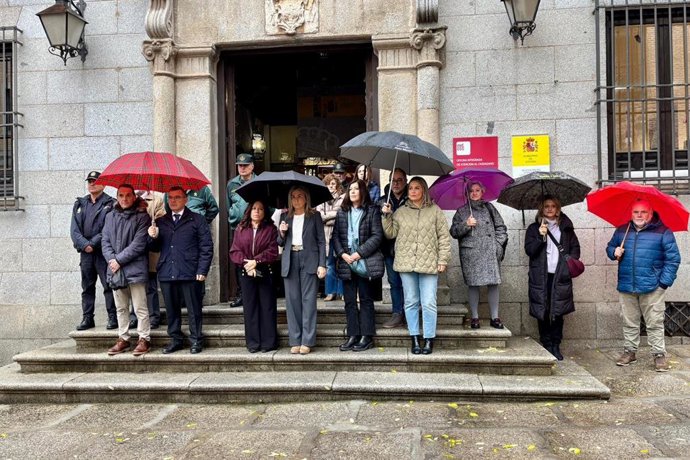 Minuto de silencio a las puertas de la Delegación del Gobierno en C-LM por los últimos tres asesinatos machistas, uno de ellos el de una mujer en Torrijos (Toledo).