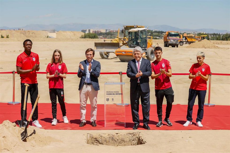Archivo - El alcalde de Madrid, José Luis Martínez Almeida, y el presidente del Atlético de Madrid, Enrique Cerezo, en la puesta de la primera piedra de la Ciudad del Deporte junto a promesas de la cantera del equipo rojiblanco y dos atletas del club de