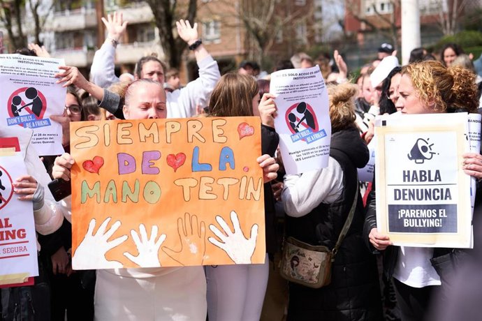 Archivo - Concentración de apoyo al joven con parálisis cerebral que sufrió bullying por parte de cuatro alumnos, en el IES Torres Quevedo.-ARCHIVO