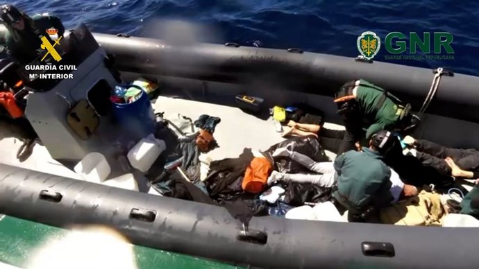Una de las embarcaciones intervenidas con detenidos en el operativo contra el narcotráfico entre la Guardia Civil en Huelva y la GRN de Portugal.
