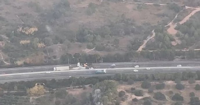 Cortada la AP-7 en El Vendrell (Tarragona) para retirar el camión accidentado de este martes