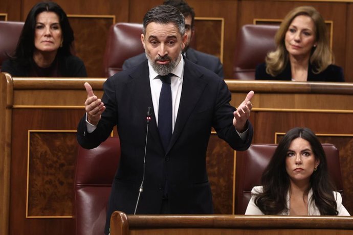 El presidente de Vox, Santiago Abascal, interviene durante una sesión de control al Gobierno, en el Congreso de los Diputados, a 10 de diciembre de 2025, en Madrid (España). 