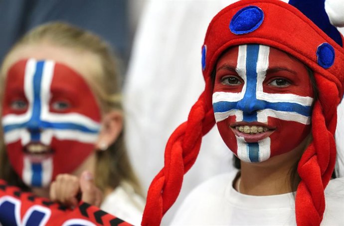 Archivo - Fans con banderas noruegas pintadas en la cara.