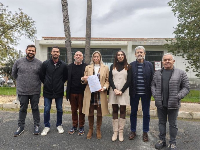 El candidato a las Elecciones Autonómicas y secretario general de Partido Comunista de Andalucía, Ernesto Alba, junto al secretario político del PCA Mälaga, José Miguel López y las ediles Ana Belén Ordóñez y Teresa Sánchez de IU en Alhaurín el Grande