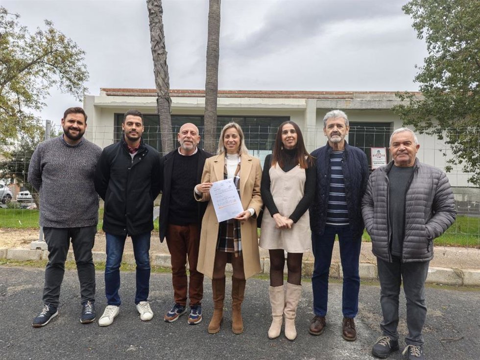 El candidato a las Elecciones Autonómicas y secretario general de Partido Comunista de Andalucía, Ernesto Alba, junto al secretario político del PCA Mlaga, José Miguel López y las ediles Ana Belén Ordóñez y Teresa Sánchez de IU en Alhaurín el Grande