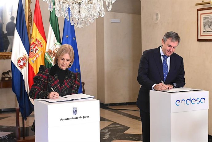 La alcaldesa de Jerez de la Frontera (Cádiz), María José García-Pelayo, y Rafael Sánchez Durán, director para el Territorio Sur de Endesa, en la firma de un convenio para atender a personas vulnerables.