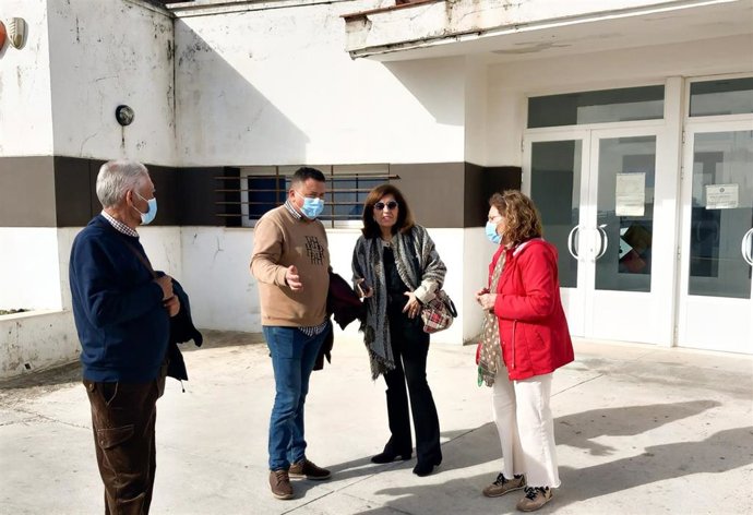 La delegada territorial de Salud de la Junta en Córdoba, María Jesús Botella (centro), junto al alcalde de Montemayor, Antonio García, visita el centro de salud de la localidad.