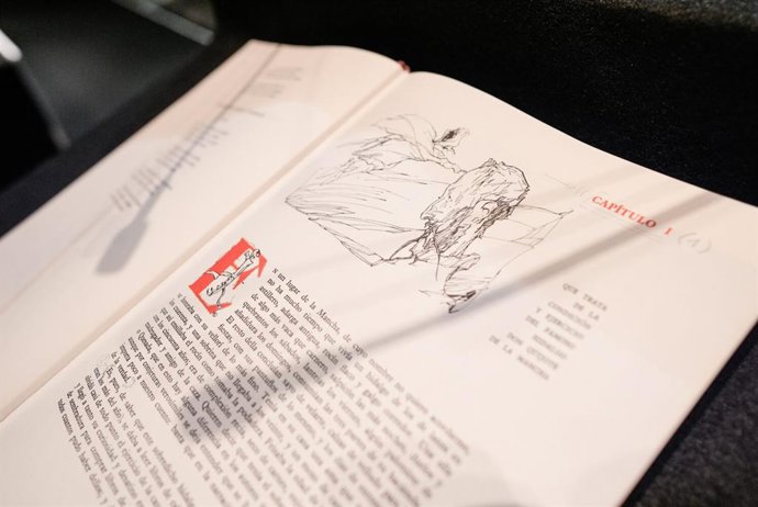 Archivo - Tomo de 'El Quijote' durante la lectura continuada celebrada este 23 de abril en el Círculo de Bellas Artes de Madrid