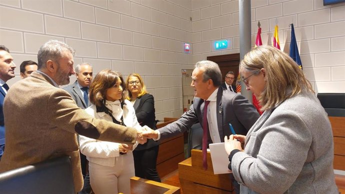 El presidente de la DPZ, Juan Antonio Sánchez Quero, saluda a los diputados provinciales del PP.