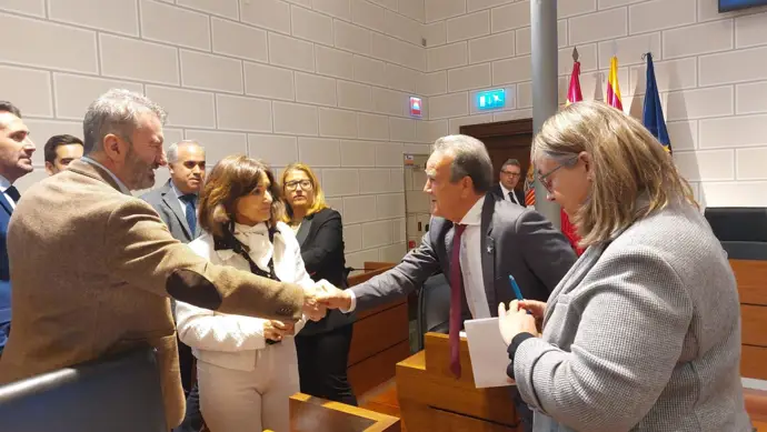 El presidente de la DPZ, Juan Antonio Sánchez Quero, saluda a los diputados provinciales del PP. - EUROPA PRESS