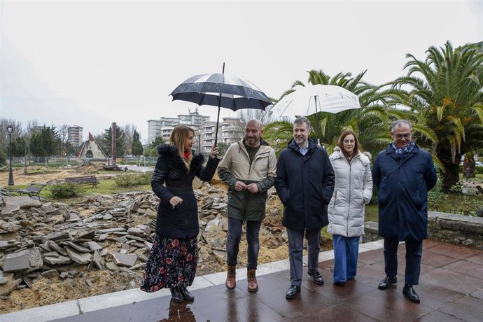 El consejero de Cultura, Turismo y Deporte, Luis Martínez Abad, visita las obras del Parque de los Tres Laredos junto al alcalde, Miguel González