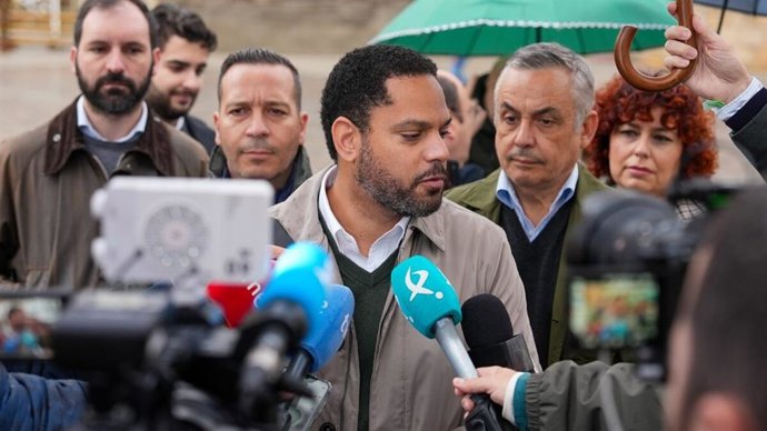 El secretario general de Vox, Ignacio Garriga, atiende a los medios en Cáceres en un acto de campaña de las elecciones autonómicas