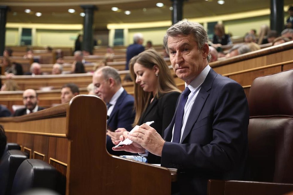 El presidente del Partido Popular, Alberto Núñez Feijóo, durante una sesión de control al Gobierno, en el Congreso de los Diputados, a 10 de diciembre de 2025, en Madrid (España). 
