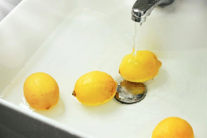 No uses jabón de platos para lavar frutas y verduras: por qué puede ser peor idea de lo que parece