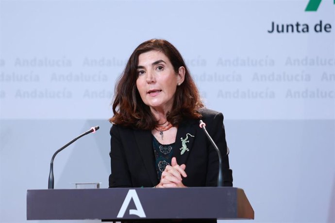 La consejera de Empleo, Empresa y Trabajo Autónomo, Rocío Blanco, interviene durante la rueda de prensa posterior al Consejo de Gobierno. A 10 de diciembre de 2025, en Sevilla (Andalucía, España).