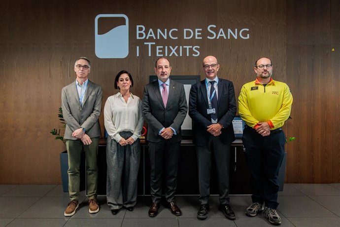 El conseller de Justicia y Calidad Democráctica Ramon Espadaler en la foto de familia tras firmar el convenio