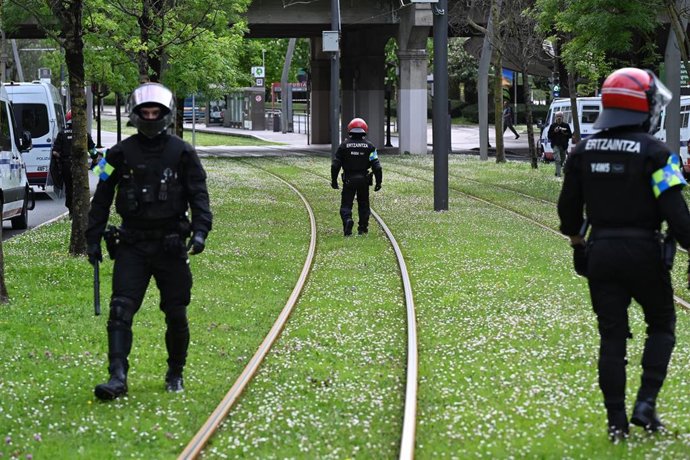 Archivo - Agentes de la Ertzaintza durante un operativo antes del partido del Athletic Club 