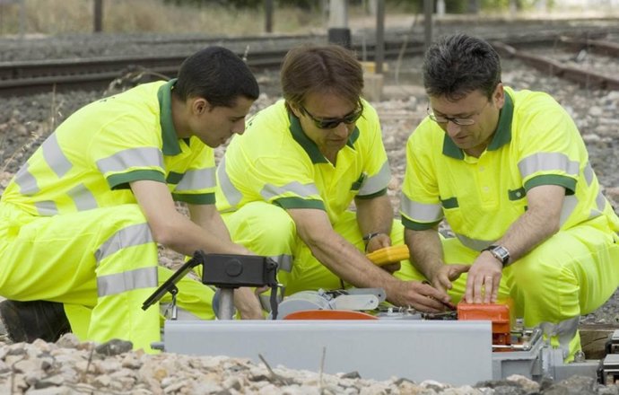 Trabajadores operarios en un arreglo de mantenimiento