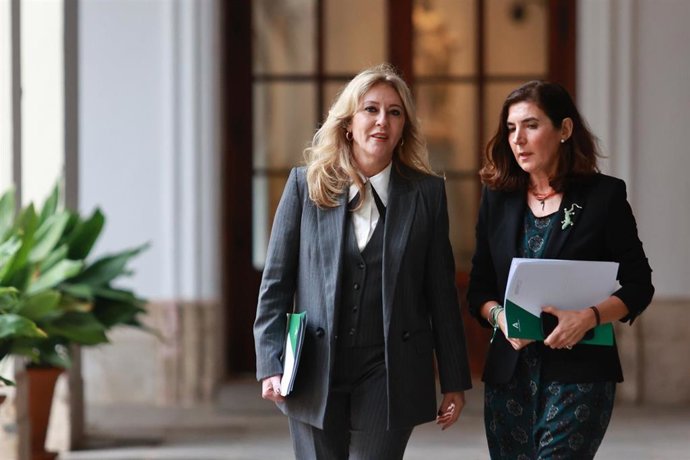 La consejera de Economía, Hacienda, Fondos Europeos y Diálogo Social, y portavoz del Gobierno, Carolina España, y la consejera de Empleo, Empresa y Trabajo Autónomo, Rocío Blanco, durante la rueda de prensa posterior al Consejo de Gobierno.