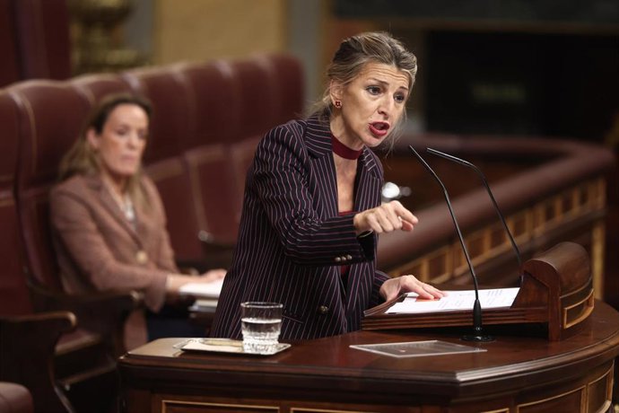 La vicepresidenta segunda y ministra de Trabajo y Economía Social, Yolanda Díaz, interviene durante una sesión de control al Gobierno, en el Congreso de los Diputados, a 10 de diciembre de 2025, en Madrid (España). 