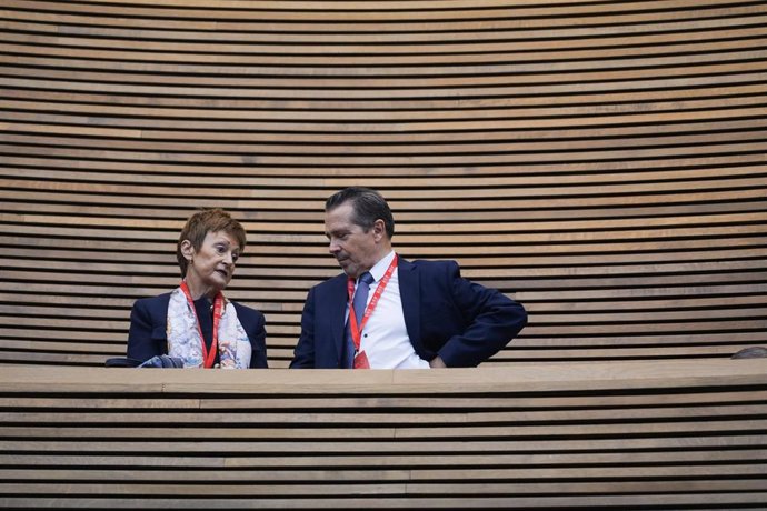 Archivo - La rectora de la Universidad de Valencia, Mavi Mestre, y el rector de la UPV, Pepe Capilla, en Les Corts