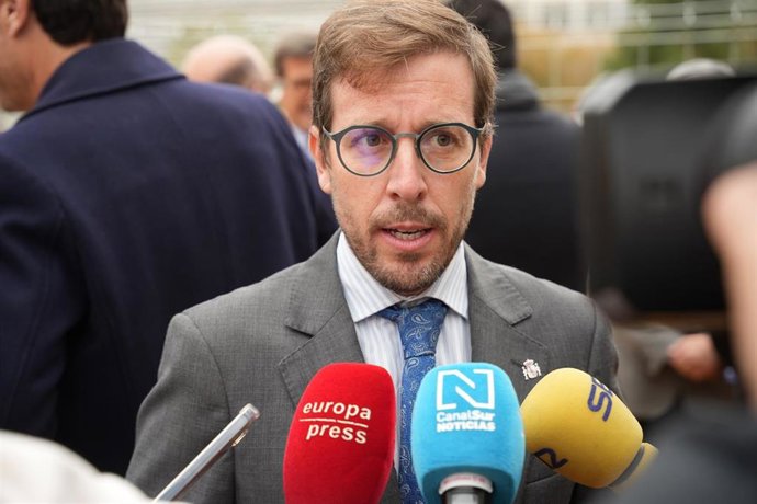 El subdelegado de Gobierno en Sevilla, Francisco Toscano, atiende a los medios de comunicación