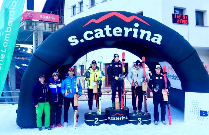 El español Ander Mintegui en el segundo escalón del podio del Supergigante de la prueba de la Copa de Europa de Esquí Alpino celebrada en Santa Caterina (Italia)